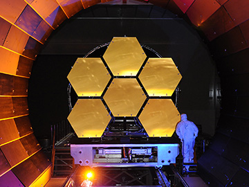 photo of Webb telescope mirror in cryo test