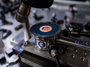 Photonic chip on microscope stage