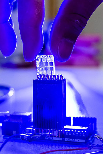 photodetector device in front of blue light