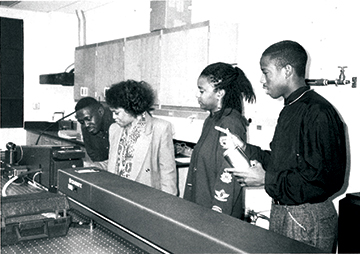 Arlene Maclin with students in a physics laboratory